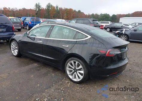 2018 Tesla Model 3 Long Range/Mid Range z USA, uszkodzony, nr VIN 5YJ3E1EA0JF154555